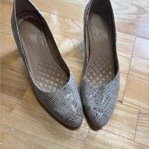 Easy spirit  Beige Snakeskin-Texture Pointed Toe Flats work pumps